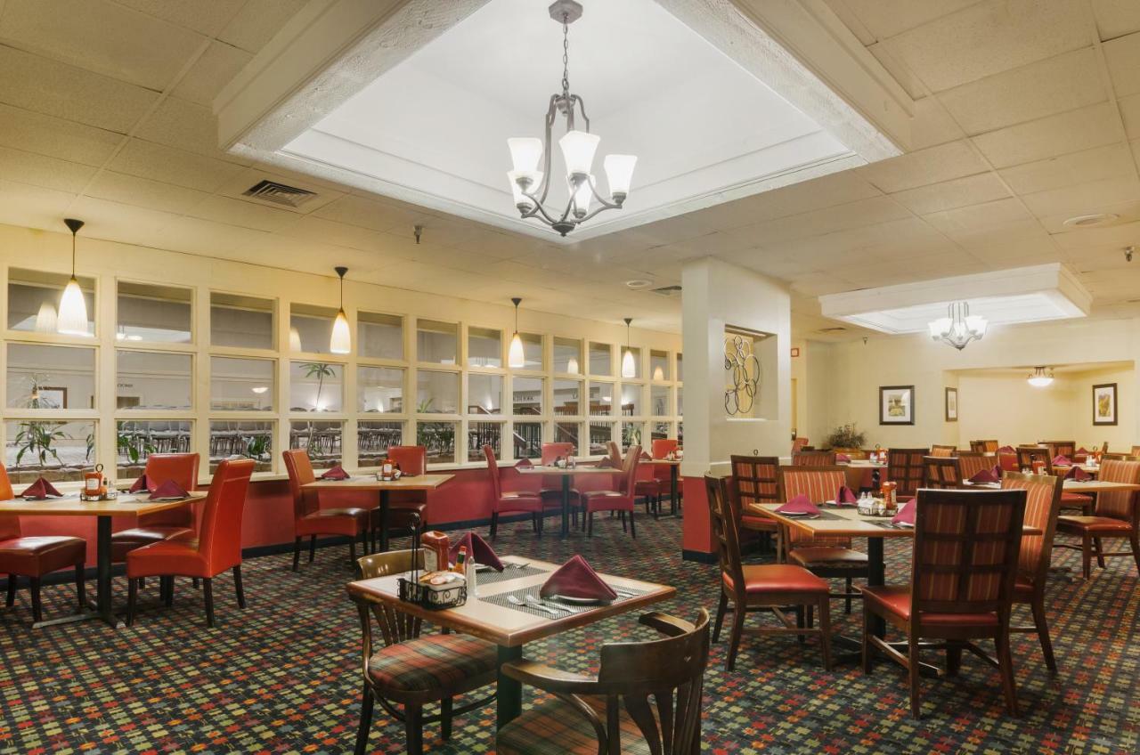 Red Lion Hotel Cheyenne Exterior photo